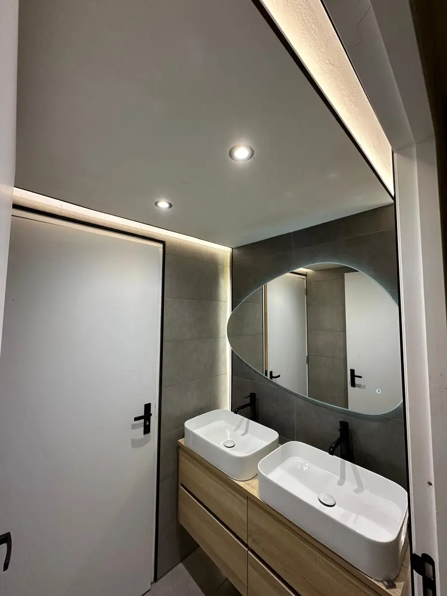 Moderne badkamer met dubbele wastafel